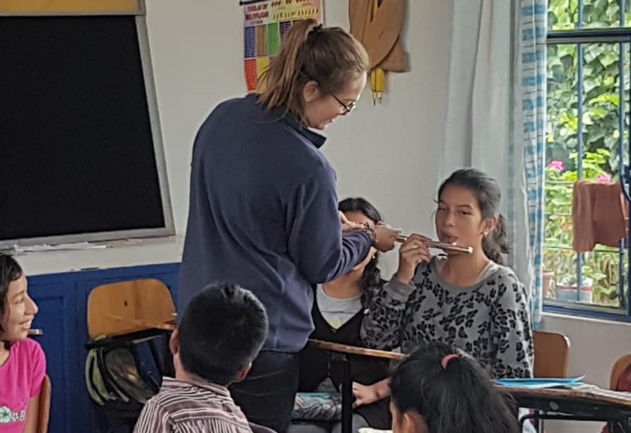 Image of Emily Jacobs teaching a young girl in Ecuadoer