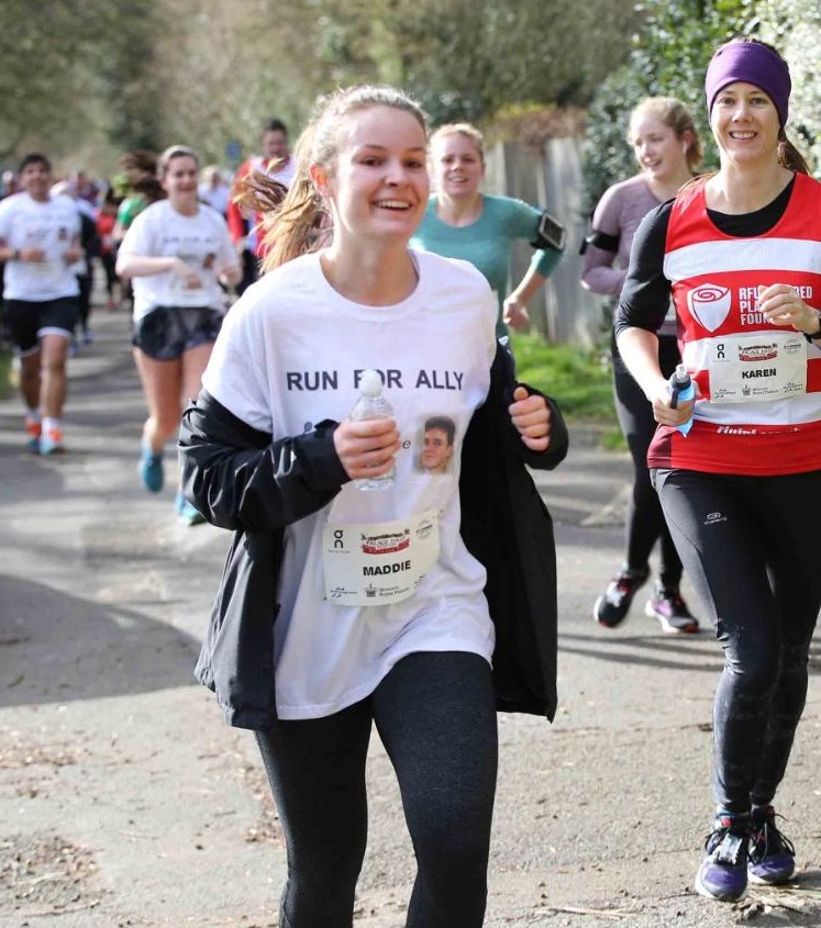 Madeline Kuncewicz (Ha 13) running the Hampton Court Half Marathon